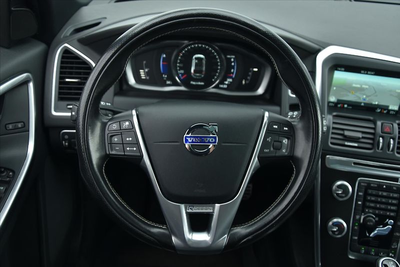 Volvo XC60 2.0 T6 225kW AWD R-DESIGN ČR - fotka 14 z 28