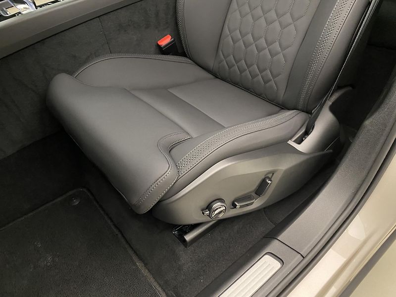 Volvo XC60 B5 AWD PLUS DARK AUT CZ 1.maj - fotka 23 z 63