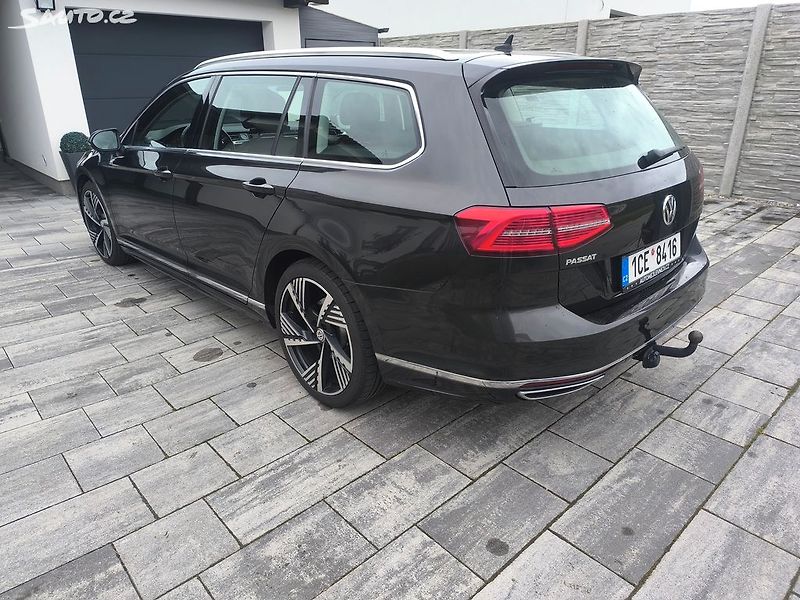 Volkswagen Passat R-LINE,MAX VÝBAVA,KRÁSNÝ,1.MAJ - fotka 9 z 29