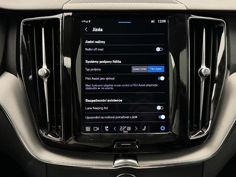 Volvo XC60 B4 AWD BRIGHT PLUS AUT - fotka 33 z 40