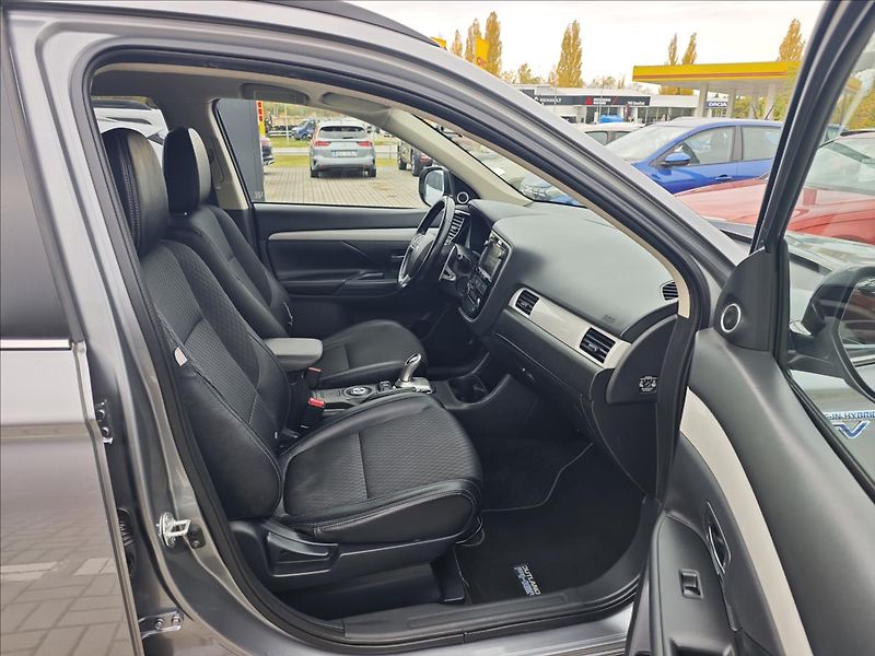 Mitsubishi Outlander 2,0 Plug-in HYBRID  4x4 INTENS - fotka 14 z 22