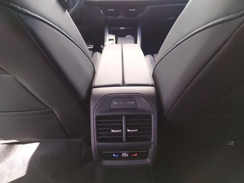Volkswagen Passat R-Line 2,0 TSI 150 kW - fotka 13 z 28