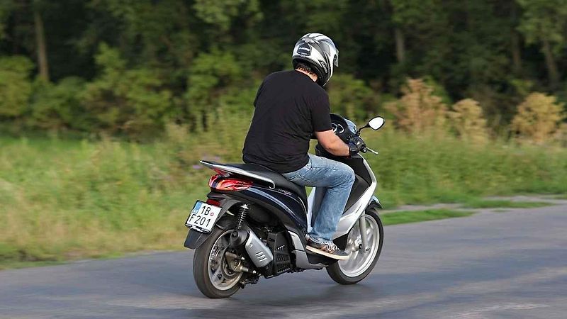 Piaggio MP3 500ie Sport LT (vlevo) a Piaggio Medley 125ie.
