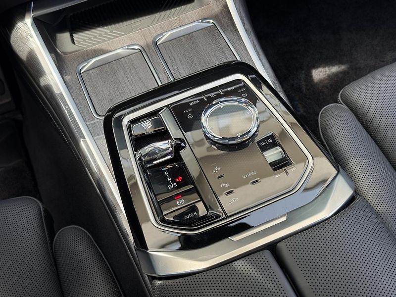 BMW Řada 7 M760e xDrive Sedan - fotka 13 z 27