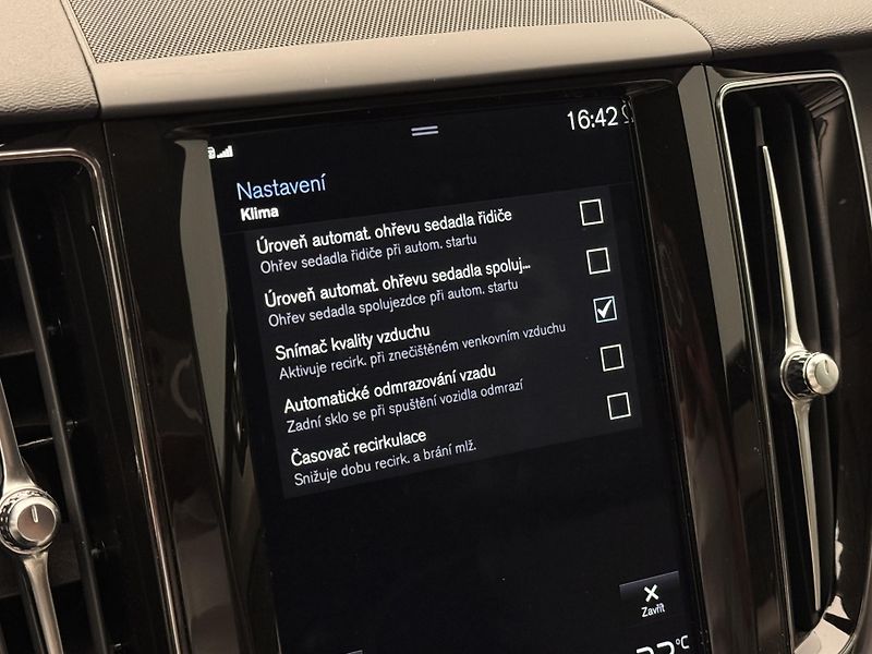 Volvo XC60 B4 AWD MOMENTUM PRO REZERVACE - fotka 36 z 43