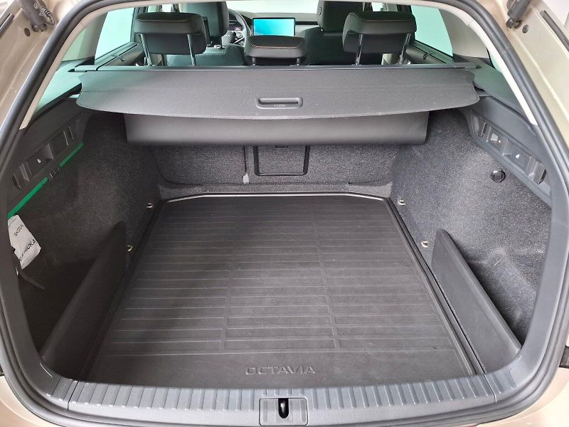 Škoda Octavia (2025) COMBI TOP SELECTION 2,0 TDI 11 - fotka 28 z 50