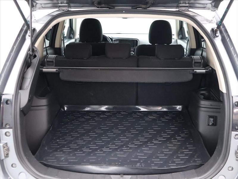 Mitsubishi Outlander 2,0 MIVEC 110kW Intense 4WD - fotka 9 z 34