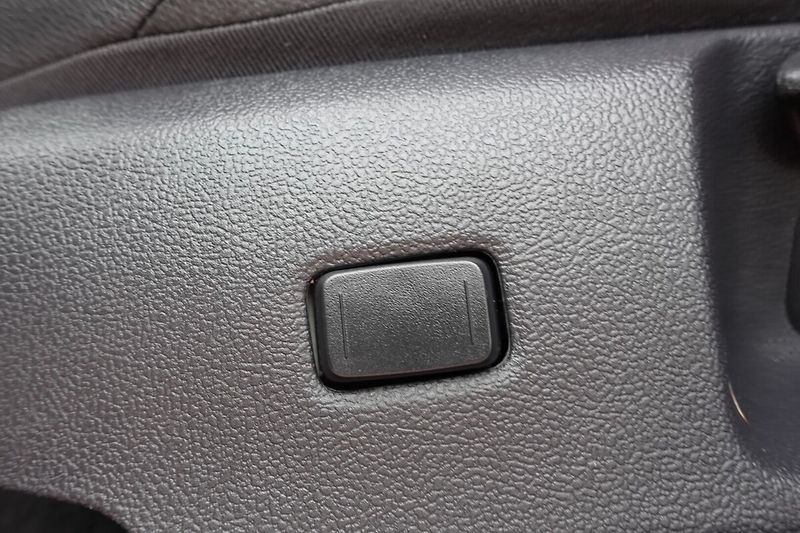 Toyota Corolla 2.0 hybrid e-CVT X6 Style - fotka 21 z 34