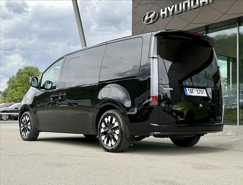 Hyundai Staria 1,6 T HEV 7M  Luxury Panorama - fotka 2 z 26