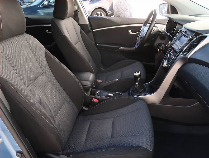 Hyundai i30 (2013) Trikolor 1.6 GDI, Serv.kniha - fotka 9 z 18