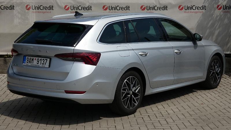Škoda Octavia Combi 2.0 TDI Style - fotka 3 z 26