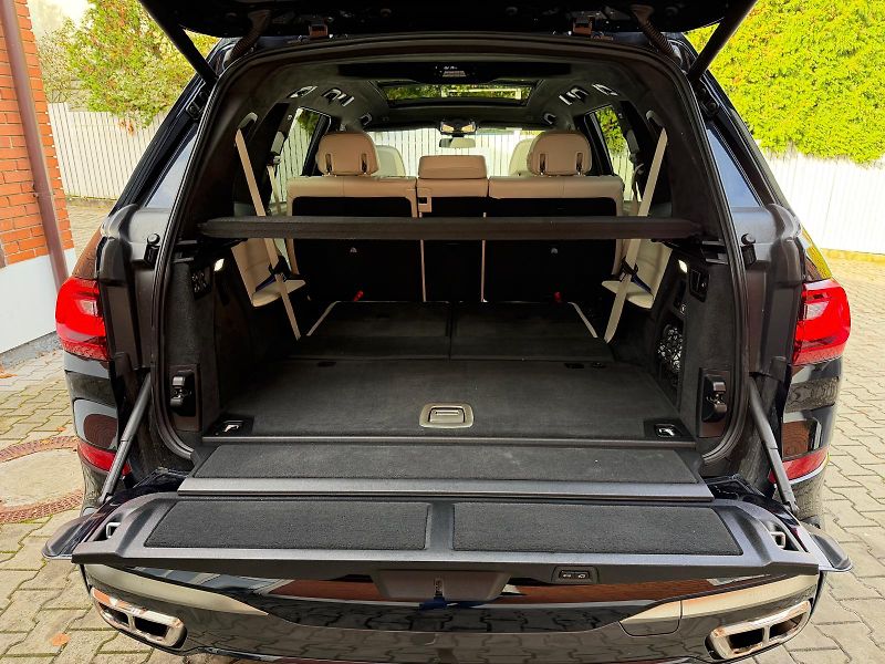 BMW X7 M50xD-R22-PANO-H&K-ČR-TOP STAV - fotka 48 z 53
