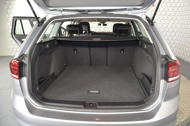 Volkswagen Passat (2023) 2.0 TDI 110 Elegance Variant - fotka 22 z 23