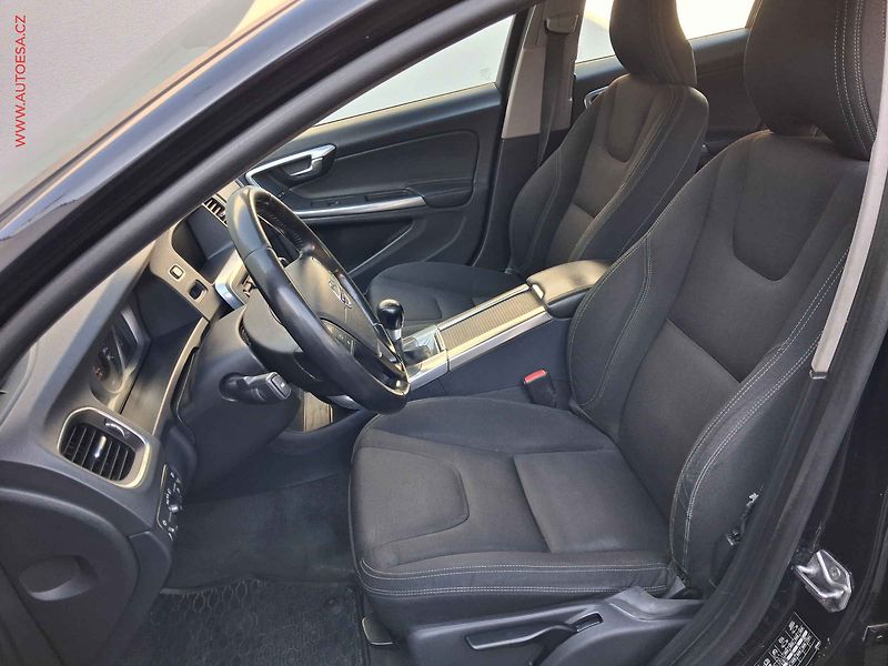 Volvo V60 (2014) 2.0 D3, AC, navi, park.asist - fotka 9 z 16