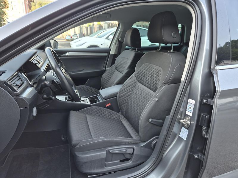 Škoda Superb Combi 2,0TDi DSG 110kw 17ALU - fotka 37 z 44