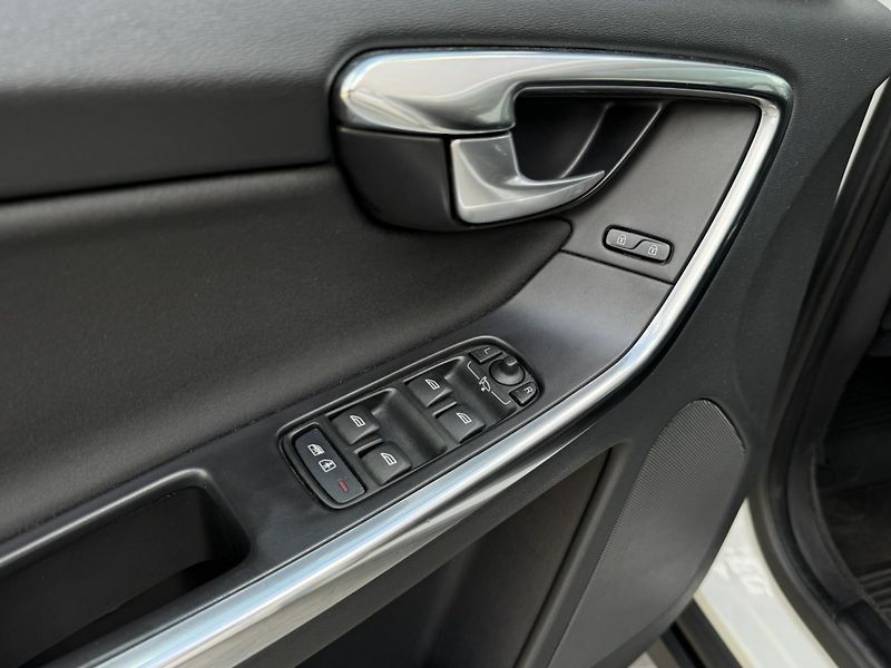 Volvo XC60 D4 AWD MOMENTUM - fotka 10 z 43
