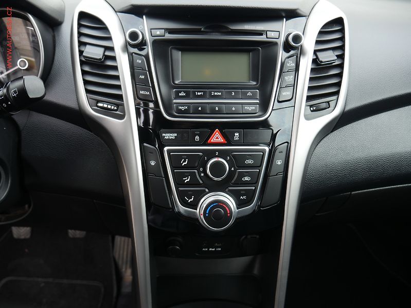 Hyundai i30 (2012) 1.4 i, ČR, AC - fotka 11 z 16