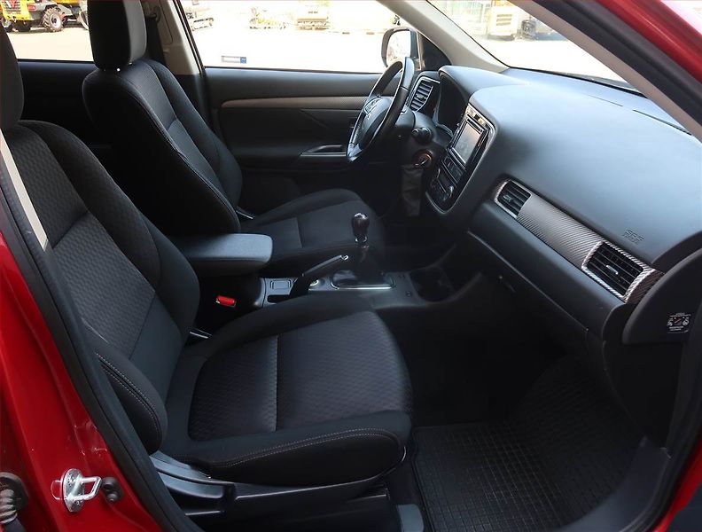 Mitsubishi Outlander (2014) 2.2 DI-D, 4X4, Navi, Tempomat - fotka 9 z 19