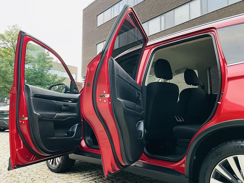 Mitsubishi Outlander 2.0i AUTOMAT 1.MAJITEL KAMERA  - fotka 22 z 43