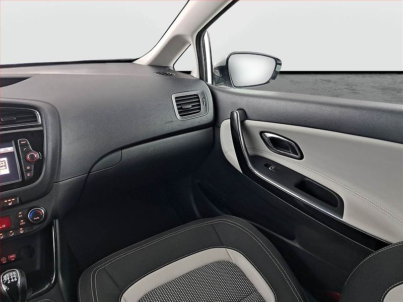 Kia Ceed (2017) 1.6 GDI, Serv.kniha, Navi - fotka 8 z 19