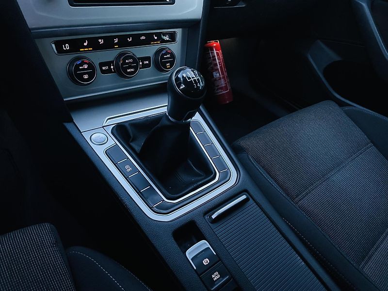 Volkswagen Passat 2.0TDI MANUÁL VÝHŘEV KAMERA - fotka 35 z 47