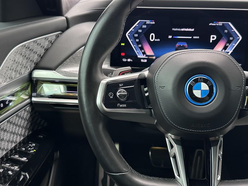 BMW i7 xDrive60 - fotka 12 z 31