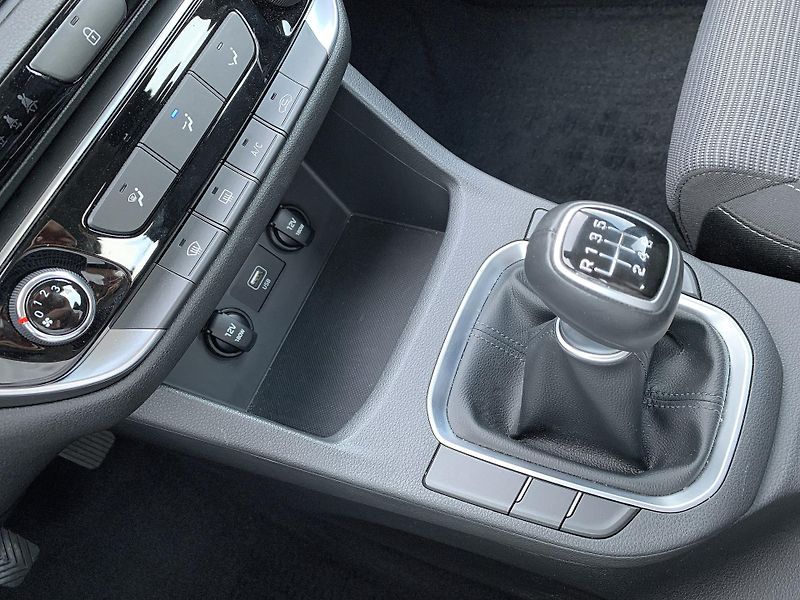 Hyundai i30 COMFORT 1.5i 80kW MAN6 - fotka 23 z 30