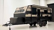 Karavan Vacationer Caravans Enduro X kombinuje luxus, prostor pro rodiny i schopnost zvládnout náročný terén.