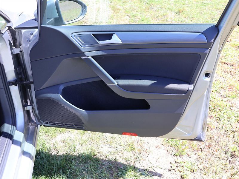 Volkswagen Golf 1,6 TDI LED DPH 1.Maj. Tažné - fotka 10 z 25
