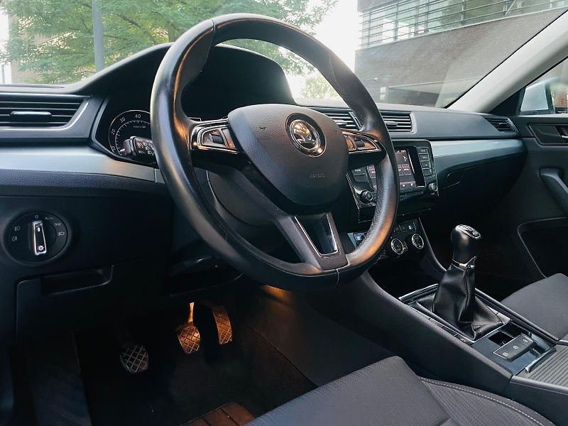 Škoda Superb 1.4TSI 4x4 MANUÁL VÝHŘEV TAŽNÉ - fotka 25 z 45