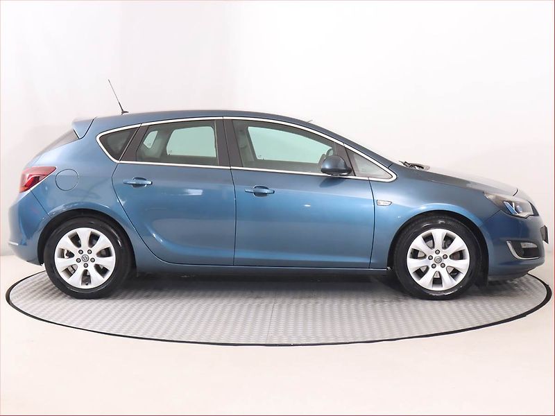 Opel Astra (2013) 1.7 CDTI, Serv.kniha, Xenony - fotka 6 z 15