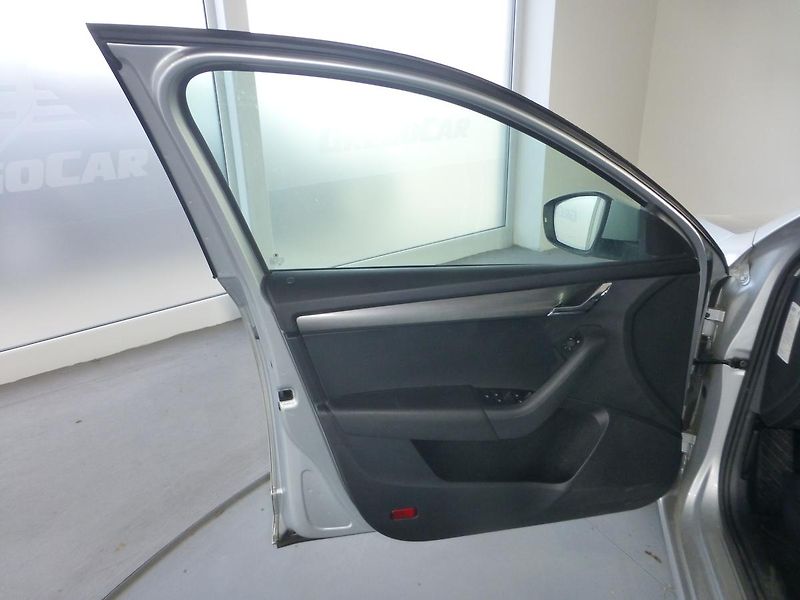 Škoda Octavia (2018) 2,0TDI*VYHŘ.SED**ALU**NAVIGACE - fotka 9 z 27