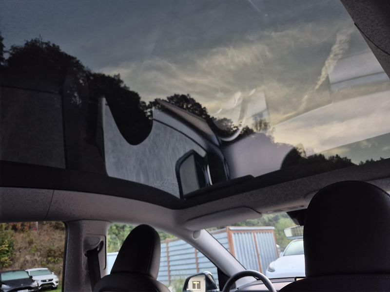 Tesla Model Y ZAMLUVENO !  393kw 21ALU 93,0% - fotka 44 z 48
