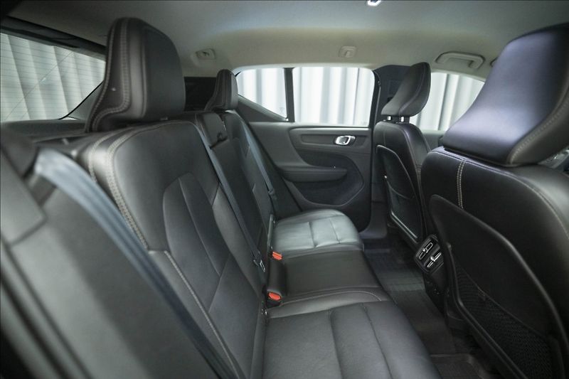 Volvo XC40 2,0 T5 AWD NAVI KAMERA TAŽNÉ - fotka 11 z 47