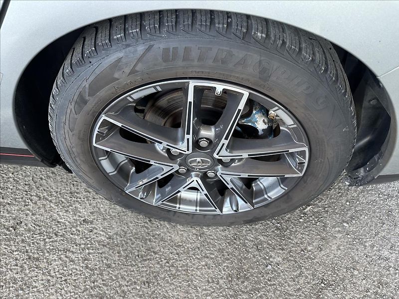 Toyota Auris 1,6 EXCLUSIVE TAŽNÉ - fotka 24 z 26
