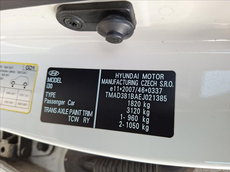 Hyundai i30 1,6 Trikolor 88KW - fotka 12 z 18