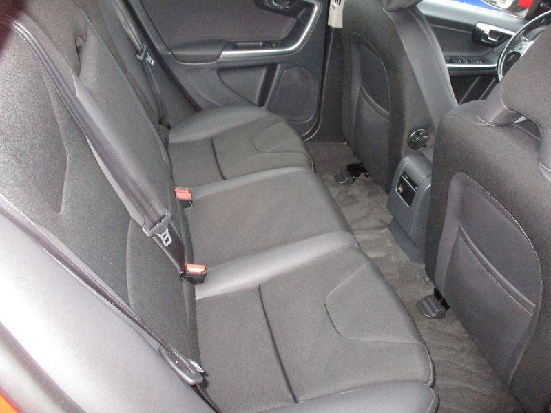 Volvo V60 (2011) combi 2,0 D  servis Volvo - fotka 7 z 13