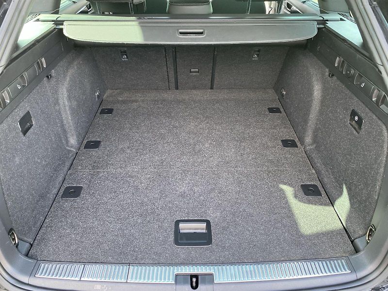 Škoda Superb (2023) Combi 2.0 TDI 4x4 DSG L&K - fotka 32 z 37