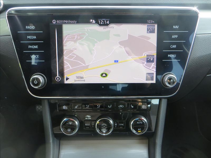 Škoda Superb 1,5 TSI 110kW Style - fotka 18 z 27