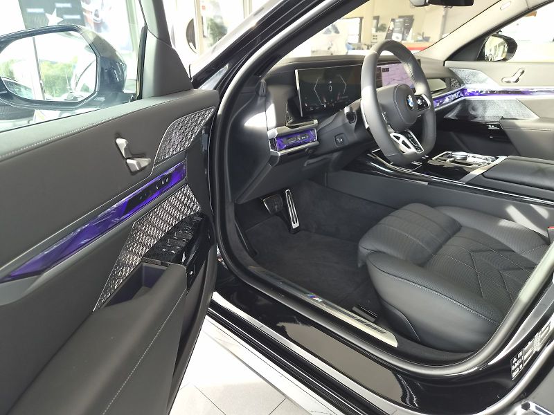 BMW Řada 7 740d xDrive - fotka 8 z 39