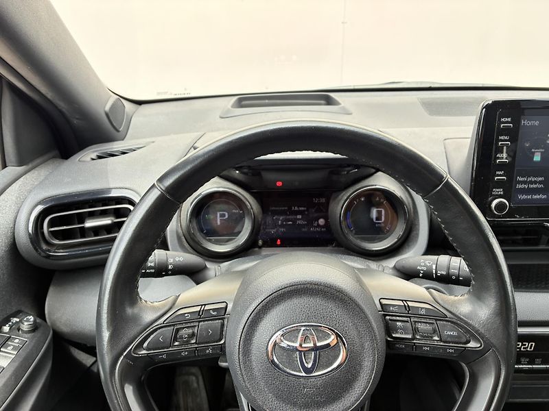 Toyota Yaris 1.5 HSD e-CVT Premier Edition - fotka 15 z 23