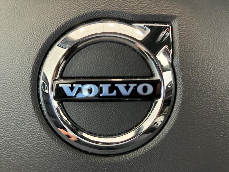 Volvo XC60 T8 eAWD Ultimate Dark - fotka 50 z 54