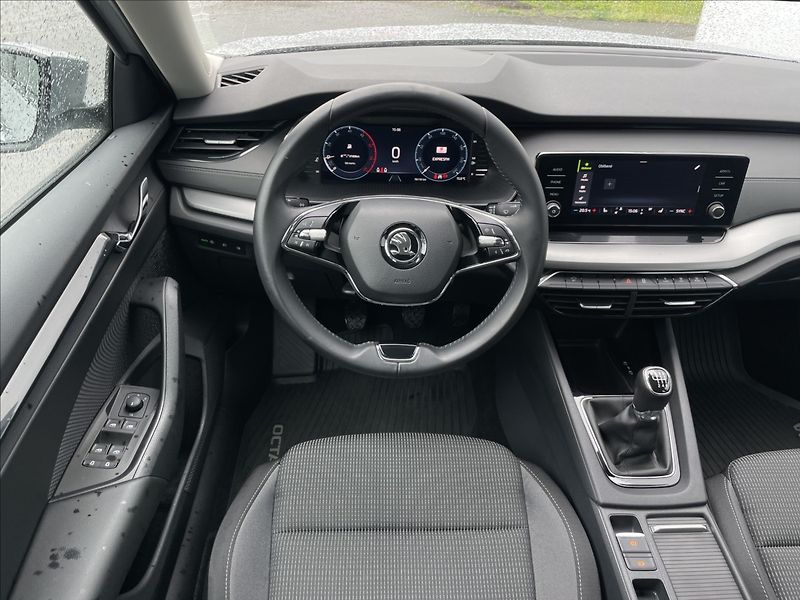 Škoda Octavia 2,0 TDI Combi Ambition Plus - fotka 7 z 23