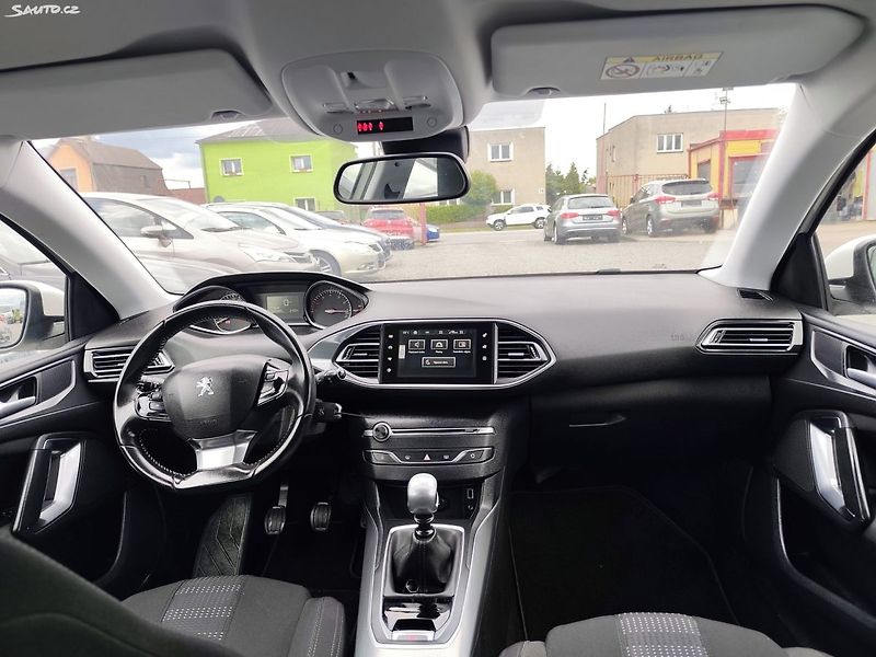 Peugeot 308 (2015) - fotka 27 z 40