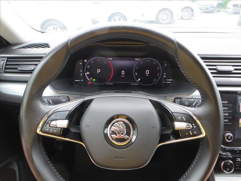 Škoda Superb 2,0 TDI Ambition DSG TAŽNÉ ČR - fotka 23 z 26