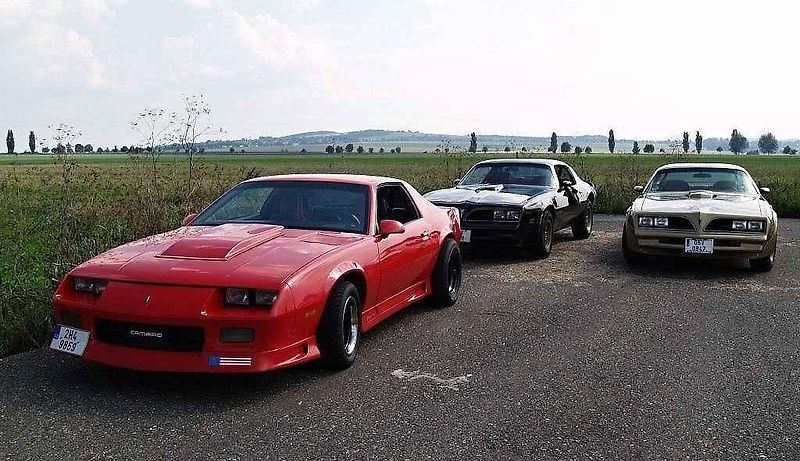 Sraz amerických vozů Chevrolet Camaro a Pontiac Firebird v Kolíně.