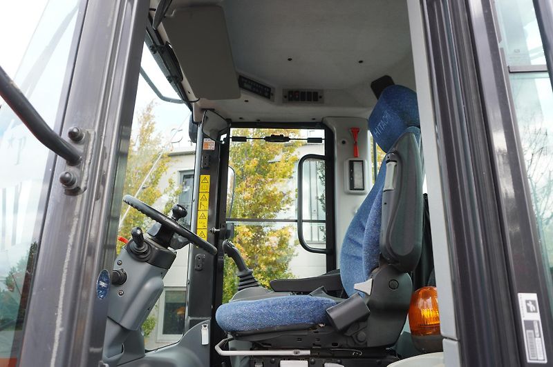 Hitachi (2018) ZW220 articulated loader - fotka 19 z 24