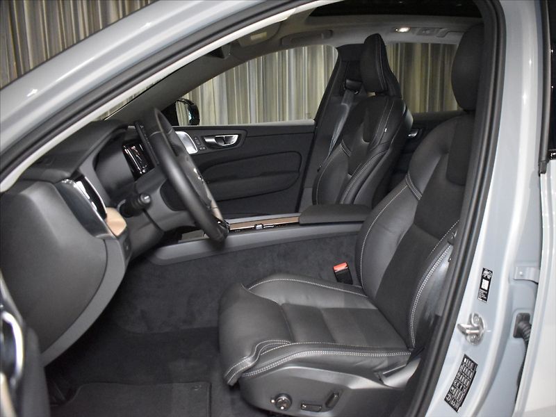 Volvo XC60 2,0 B5 AWD Ultra B&W,Pano,BLIS - fotka 8 z 25