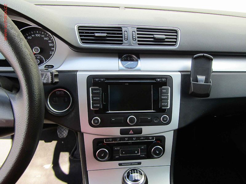 Volkswagen Passat (2011) 1.6 TDi, AC, tempo, park - fotka 12 z 17