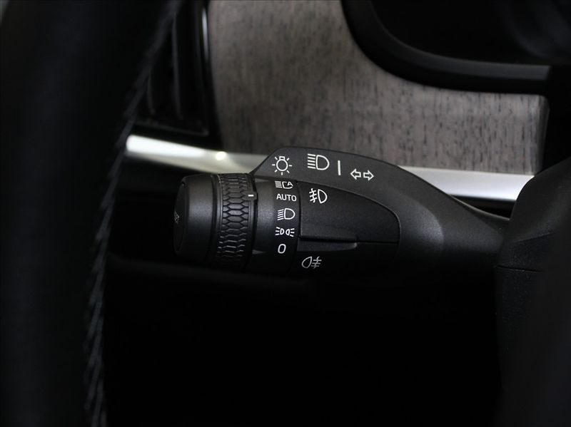 Volvo V90 2,0 B6 AWD Ultimate Dark B&W - fotka 19 z 27